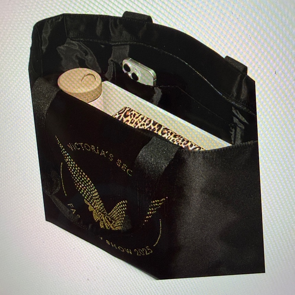 🪽 VICTORIA’S SECRET FASHION SHOW TOTE 🪽 NWT 🪽 - Picture 10 of 16